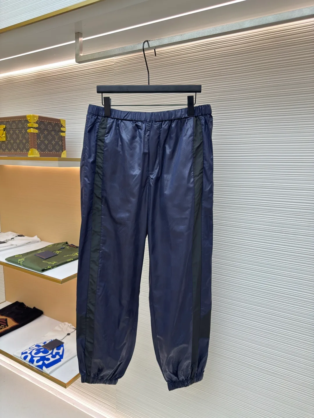 LOUIS VUITTON dark pattern checkerboard sweatpants ●Authentic product: 10800 purchase and development ●Item number: 1680589-A75 ●Fabric: nylon jacquard cloth ●Technology: fabric splicing ●Version: fitted version ●Weight: about 225 grams ●Size: 46-48-50-52 ●Description: Customized checkered technical nylon jacquard fabric, fine mesh, fabric splicing, customized 1:1 zipper Trademark, the overall wiring is straight and delicate, the fabric is comfortable and soft, the color is consistent and there is no color difference. It can be matched with the same style to create a fashionable look and control various occasions. Customized accessories, complete with three labels, same style for men and women!